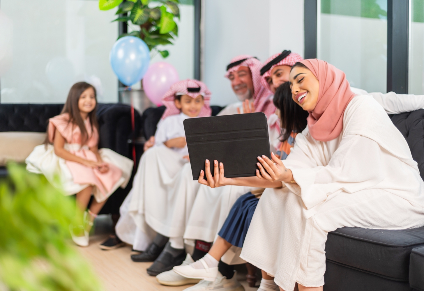 Muslimsk familie ser tablet